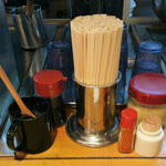 ふきや - 備え付けです。黒いマグカップは『自家製のタレ』と呼ばれているお好み焼きソース。