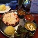 タンドールバル カマルプール - カリー３種とチーズクルチャチェンジに大盛り