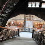 Potbelly - ライトが手掛けた見事な２層のロビー