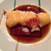 ステーキ　ロン - 火の入れ方を控えたプリプリのエビに黄身ソースと醤油ベースの特製タレが合う！