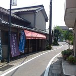 須崎屋 - 旧道にある店舗。この旧道や入り江の雰囲気が堪らないです♪（2015.9）