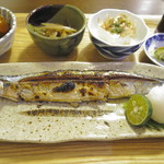 リゾム - 秋刀魚の塩焼き：わた付き