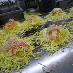 目の前で量産体制に入ったお好み焼きがジュージュー焼ける音と、コテが奏でる金属音を楽しみながら出来上がりを待ちます♪
          