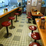 Okonomiyaki Mitchan Sohonten - カウンター席とテーブル席が有ります♪