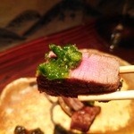 野口太郎 - 九条ねぎソースをのせて なにわ黒牛 リフト