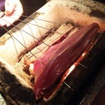 野口太郎 - かつお　炙ったものを次は炭火に