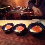 野口太郎 - 〆のいくら飯 盛付中