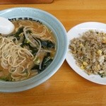 サッポロラーメン 新居浜西店 - 焼飯は後から出てきたのでラーメン少し食べてます。