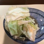 ひら田 - キャベツです。酸っぱいタレがかかっています。