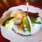 トラットリア ナトゥーラ - デザート盛り合わせ：アーモンド粉のチョコレートケーキ