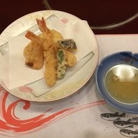 割烹 かじ 本店 - 天ぷらは海老２尾に白身魚と野菜の盛り合わせ