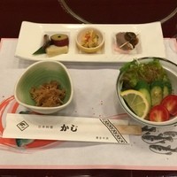 割烹 かじ 本店 - 先付け３種盛り、小鉢の切干大根、サラダです