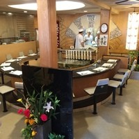 割烹 かじ 本店 - 店内１階は丸く弧を描くカウンター席が印象的ですね