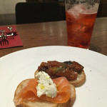 トラットリア ポルコロッソ - ちょっとバケット♪とカンパリソーダ♪