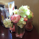 中国家庭料理 神洲之華 - 卓上にはいつもちっちゃな生花