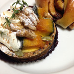 ゴントラン シェリエ - 黒ごまとかぼちゃのタルト（460円）とコーヒーとシナモンのパンオレ（200円）