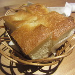 ラッテリア ベベ  カマクラ - フォカッチャ。塩気があっておいしい。