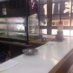 酒房 半田屋 - 店奥から入り口を・・