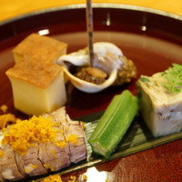 日本料理 たかむら - 先付：しゃことからすみ、おくら、螺貝、玉子焼きなど