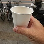 地球の中華そば - 並んでいた時にサービスされた冷たい麦茶