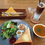 mon - 野菜たっぷりのスープに、サラダに、トーストにドリンクまで！サラダのドレッシングが、また自家製で、絶品！