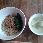 Es Teler 77 - スープと麺が別々に提供されます。