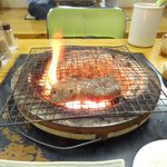 カルビを焼くと火の勢いが。