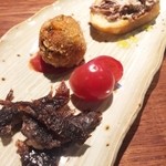 かがやき - 牛スネ肉のマヨネーズ和え、自家製ビーフジャーキー、ラム肉のコロッケ