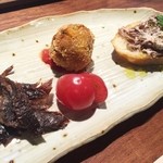 かがやき - 牛スネ肉のマヨネーズ和え、自家製ビーフジャーキー、ラム肉のコロッケ