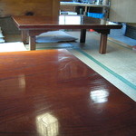 田川 - 小テーブルが2つ、中テーブルが1つという座席のみのシンプルな店内。