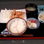 バジクル - ＜旧バジクル＞ある日の日替わり定食。鶏の唐揚げ、副菜２品、味噌汁、漬物