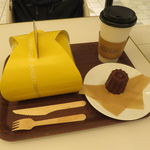 DOMINIQUE ANSEL BAKERY at OMOTESANDO - クロナッツ(ハワイアンコナ・クリーム)、カヌレ＆カフェラテ(M)
            
            