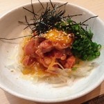 和鶏屋 - H.27.10.1.夜 百日鶏たたきの辛ユッケ 648円