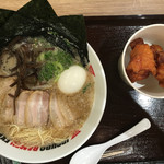 イップウドウ ラーメン エクスプレス - スペシャルとんこつ＋唐揚げ