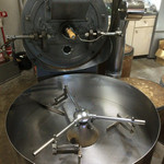 コーヒー ワークス ラボ - 焙煎が終わったらな取り出して、混ぜながら冷まします。