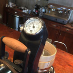 コーヒー ワークス ラボ - 焙煎が終わったらこの取っ手を持ち上げます。