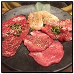 食彩和牛しげ吉 - ランチのしげ吉セットのお肉。右から時計回りに、カルビ(バラ)、タン(先)、ロース(モモ)、とりモモ。