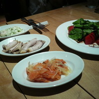 Osteria UVA RARA 横浜 - 小皿３つとトマトとルッコラのサラダ　