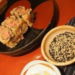 鮨座 醤の - トロタクはたっぷりと胡麻をつけて食べる