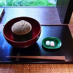 遊形 サロン・ド・テ - 自家製わらび餅と抹茶(2200円)
      