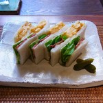 遊形 サロン・ド・テ - サンドウィッチと珈琲 または 紅茶(1800円)
      