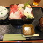 日本料理 やわら - 海鮮重･御飯大盛　税込￥１０００