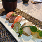 四季彩 鮨楽 - サーモン、鰹たたき、茹で赤エビ、酢〆さんま、貝柱