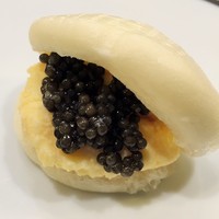 レンゲ - キャビア入り中華まんのハンバーガー