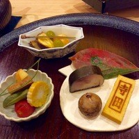 日本料理 寺田 - 八寸を取り分けて、鳥の小皿はご主人作（笑）