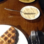 レストランユニック - お通し代わりのパンとリエット（＠540円）