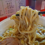 並の二郎は優に追い抜いてる平打ちズル麺