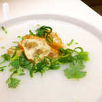 白いキャンバスに浮かぶのは、油条（揚げパン）・青ねぎ・そしてパクチー