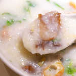 レンゲを入れると、五色の肉がすくい取れる。下味がついており、旨味充実です！