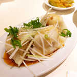 山東水餃子（3個￥450）。肉汁は控えめ、本場らしく「皮が美味しい」餃子だ